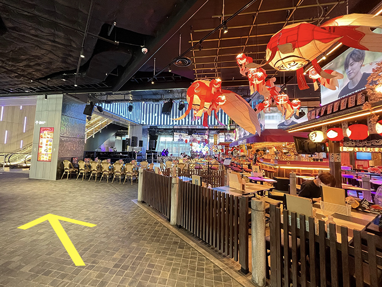 『新宿カブキhall～歌舞伎横丁』を右手に直進、左手に見える④のエスカレーターへ。
