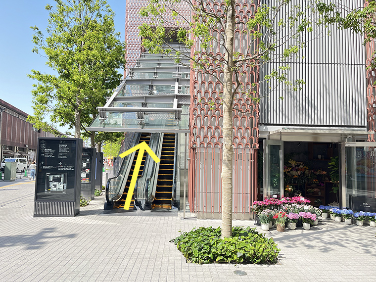 東急歌舞伎町タワー  西武新宿駅側エントランスから、エスカレーターで２階へ進みます。