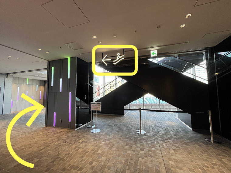 ３階で正面のエスカレーターに乗り換え、そのまま６階まで進みます。
                        ※タワー内のエレベーターは、劇場階には止まりません。エスカレーターをご利用ください。
