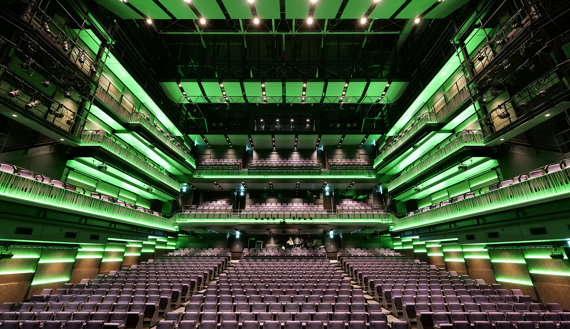 THEATER MILANO-Za