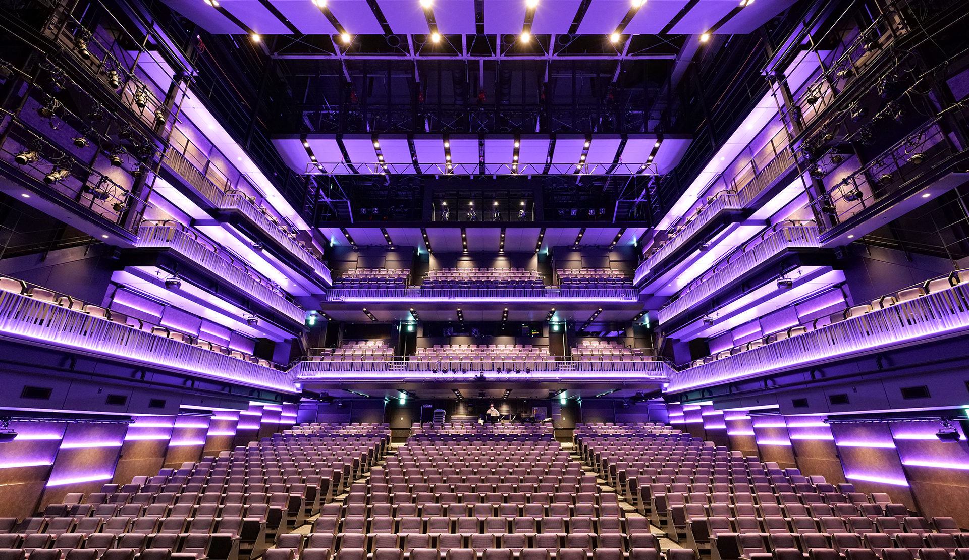 THEATER MILANO-Za